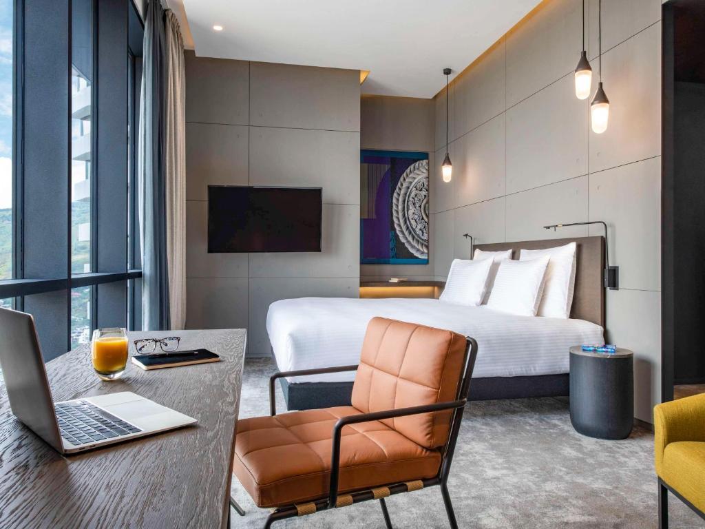 Hotel Pullman Tbilisi Axis Towers Exterior foto Deluxe Room