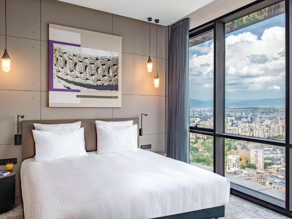 Hotel Pullman Tbilisi Axis Towers Exterior foto Deluxe room